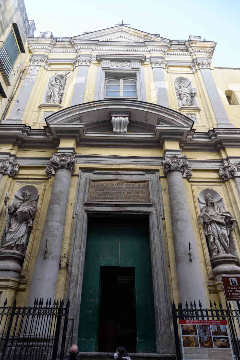 145 - Italia - Nápoles - iglesia de los Santos Filippo y Giacomo.jpg